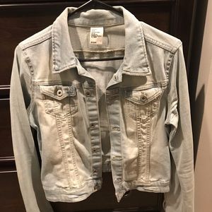 Women’s H&M light wash jean jacket EUC